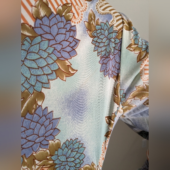 Flowing Vintage Gown with Unique Pattern - Picture 15 of 16